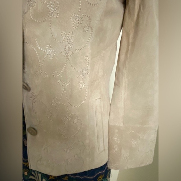 Elegant Beige Women's genuine suede Jacket . Looks like new! - Picture 4 of 4